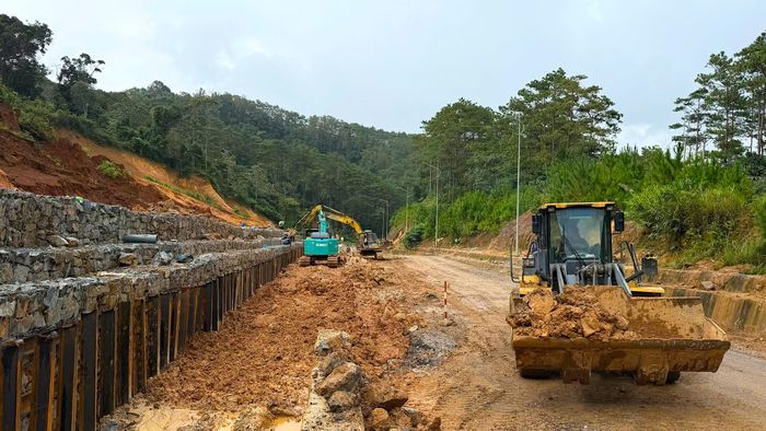 Thời gian tới, tranh thủ thời tiết chuyển biến tốt, nhà thầu sẽ tập trung triển khai các hạng mục móng, mặt đường, rãnh dọc và an toàn giao thông, hoàn thành toàn bộ công tác khắc phục sạt lở tại vị trí này trong năm 2026, trả lại cung đường êm thuận, đi lại an toàn cho người dân.