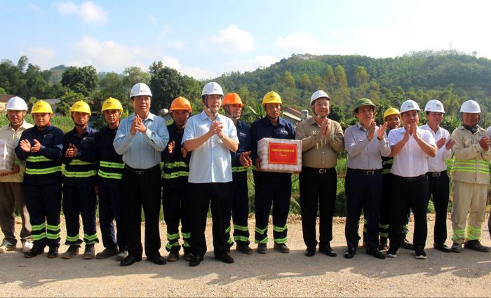 Phó Thủ tướng Thường trực Chính phủ và các lãnh đạo tặng quà, động viên công nhân thi công trên tuyến cao tốc Đồng Đăng - Trà Lĩnh.