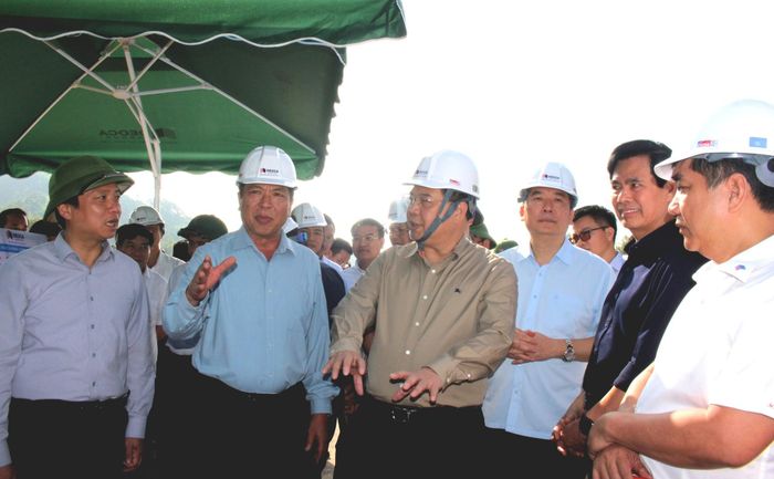 Bộ trưởng Bộ Xây dựng Trần Hồng Minh và Phó Thủ tướng Thường trực Chính phủ Phạm Gia Túc kiểm tra công tác thi công cao tốc Đồng Đăng - Trà Lĩnh, đoạn qua tỉnh Lạng Sơn.