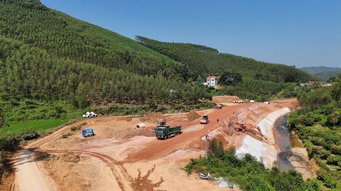 Cũng theo ông Khôi, tuy hợp đồng dự án đến năm 2027 nhưng theo chỉ đạo của UBND tỉnh Lạng Sơn, dự án phải hoàn thành trong năm nay để bảo đảm khai thác hiệu quả tuyến đường. Trước nhiệm vụ trên, Công ty CP Thịnh Vượng TVT đang huy động thêm máy móc, nhân lực lên gấp hai lần so với hiện tại; tăng ca, tăng kíp, lập lại tiến độ thi công.