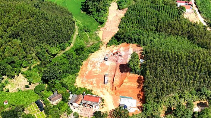 Ông Lăng Văn Duy, cán bộ Ban QLDA Đầu tư xây dựng các công trình giao thông tỉnh Lạng Sơn cho biết: Đến nay, công tác GPMB đã cơ bản được hoàn thành, dự kiến hết tháng 9 sẽ có mặt bằng sạch bàn giao cho nhà thầu triển khai dự án. Tuy nhiên công địa thi công có nhiều đồi cao, nhiều vị trí nhỏ hẹp, không đủ chỗ để bố trí máy móc đào nền gây khó khăn trong thi công.
