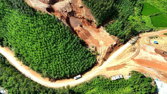 Dự án có chiều dài tuyến gần 5km, quy mô thiết kế theo tiêu chuẩn đường cấp III miền núi, tốc độ thiết kế 60km/h; nền đường rộng 9m, mặt đường bê tông nhựa rộng 6m, bao gồm các hạng mục thoát nước, phòng hộ, an toàn giao thông. Dự án có tổng mức đầu tư là 147,7 tỷ đồng, thời gian dự kiến ban đầu sẽ hoàn thành trong năm 2027.