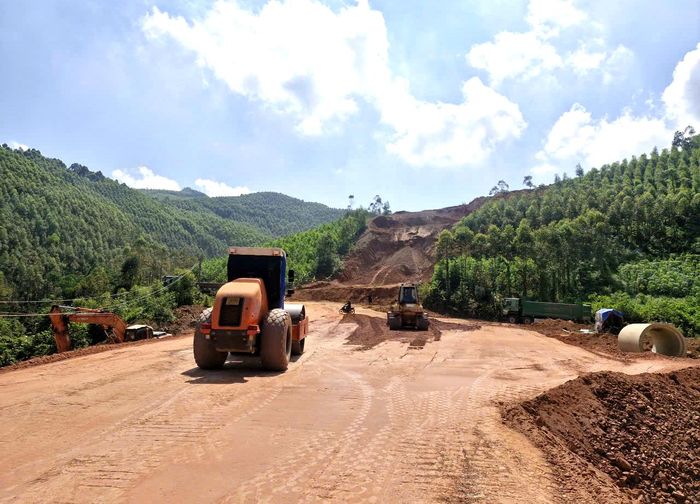 “Hiện chúng tôi đang duy trì 4 mũi thi công với 50 người, 30 máy, xe để thi công nền đường, cống thoát nước; tổng khối lượng hoàn thành hơn 30% giá trị dự án”, ông Phạm Minh Khôi nói.