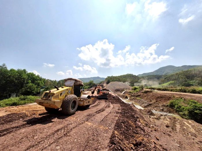 Có mặt tại dự án xây dựng tuyến đường giao thông kết nối khu công nghiệp Hữu Lũng, đường tỉnh 245 với quốc lộ 31 - Cảng Mỹ An, tỉnh Bắc Giang (nay là TP Bắc Ninh) ngày 21/9, chúng tôi ghi nhận các mũi thi công đang tích cực triển khai với quyết tâm sớm hoàn thành dự án.