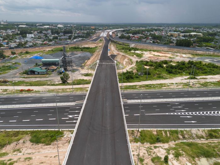 Nút giao Tân Hiệp sẽ khai thác trước 4 nhánh để kết nối cao tốc Biên Hòa - Vũng Tàu với cao tốc Bến Lức - Long Thành trong đợt đầu.