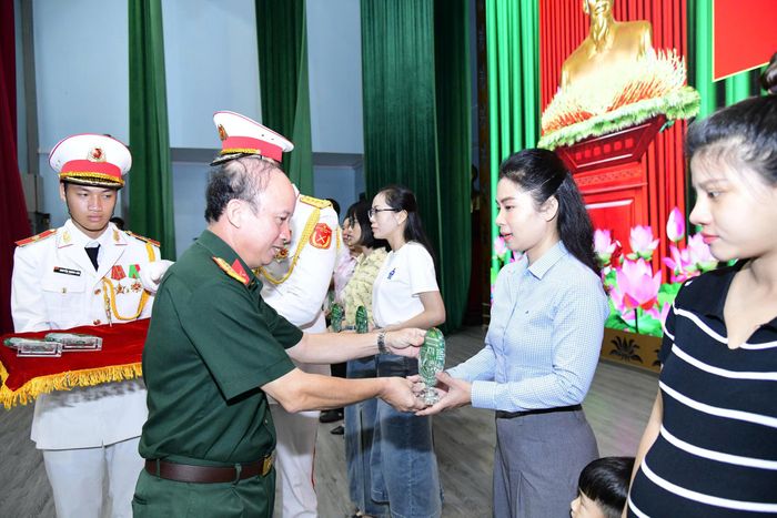 Buổi gặp mặt góp phần thắt chặt tình cảm giữa đơn vị và hậu phương.