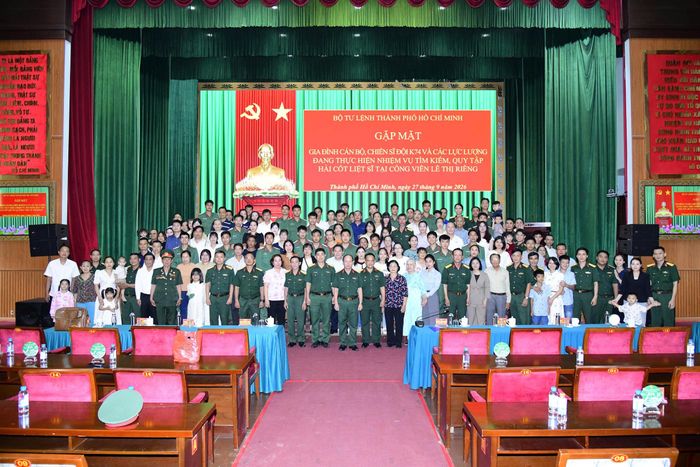 Đại diện Bộ Tư lệnh TP.HCM chụp ảnh lưu niệm cùng các cán bộ, chiến sĩ và thân nhân tại chương trình.