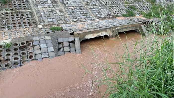 Khu vực gần miệng cống thoát nước sông Buông có nhiều vị trí của taluy cao tốc đã bị hư hỏng.