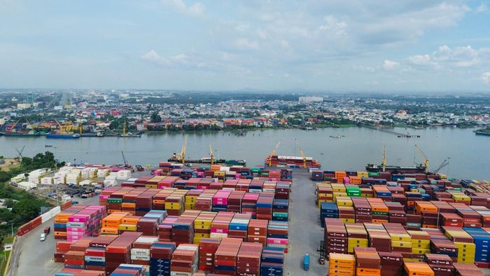 Hạ tầng logistics giữ vai trò quan trọng trong kết nối hàng hóa và chuỗi cung ứng.