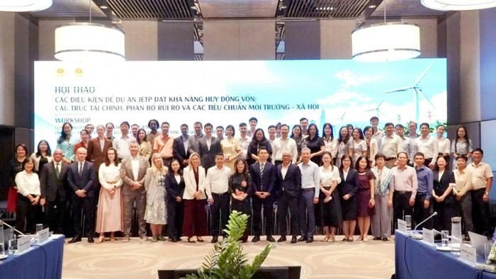 Các đại biểu tham dự hội thảo chụp hình lưu niệm. Ảnh: M.Vi