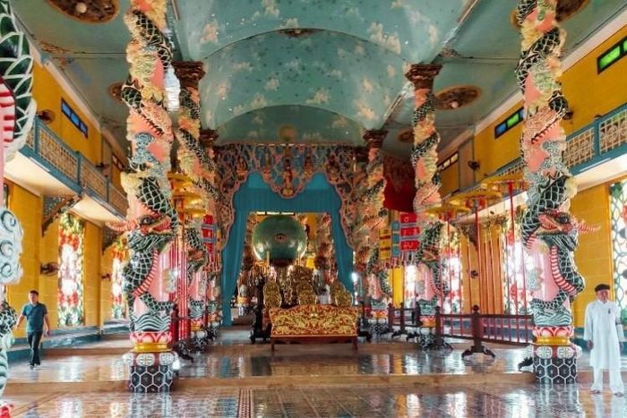 Khung cảnh tôn nghiêm nơi chánh điện trong Tòa Thánh Tây Ninh, các tín đồ và du khách đi nhẹ, nói khẽ thể hiện lòng tôn kính.