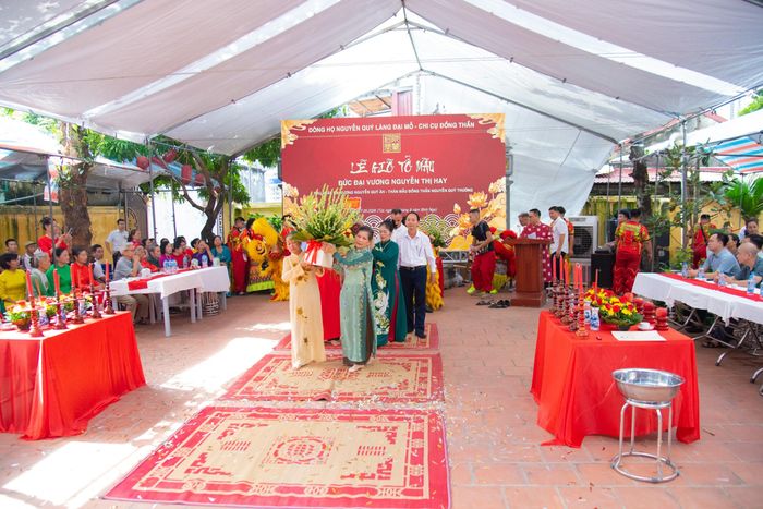 Các đoàn thành kính dâng hoa tương niệm, tri ân công đức Tổ Mẫu - Chánh phu nhân Nguyễn Thị Hay.