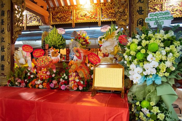 Viện nghiên cứu Văn hóa và Phát triển dâng hoa, bày tỏ lòng thành kính và tri ân Chánh phu nhân Nguyễn Thị Hay.