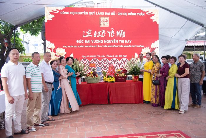 Các đại biểu, hậu duệ và bà con nhân dân tại Lễ giỗ Tổ Mẫu - Chánh phu nhân Nguyễn Thị Hay.