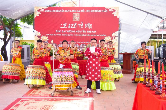 Hịch khai lễ và tiếng trống hội mở đầu Lễ giỗ Tổ Mẫu - Chánh phu nhân Nguyễn Thị Hay.