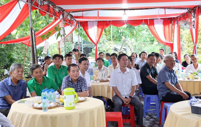 Bà con nông dân trồng xoài xã Mỹ Thọ lắng nghe những gợi mở của nguyên Phó Chủ tịch Quốc hội Lê Minh Hoan về câu chuyện làm nên giá trị trái xoài từ chất lượng và thương hiệu