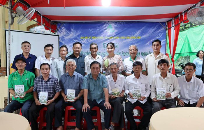 Nguyên Phó Chủ tịch Quốc hội Lê Minh Hoan tặng sách và chụp ảnh lưu niệm với các hộ trồng xoài xã Mỹ Thọ