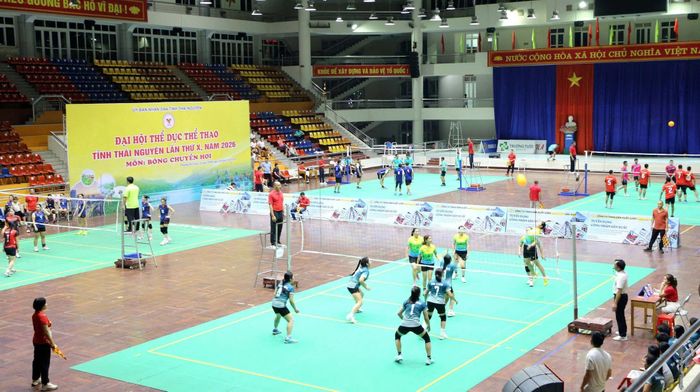 Các vận động viên thi đấu bộ môn bóng chuyền hơi tại Đại hội. Ảnh: Đồng Thưởng