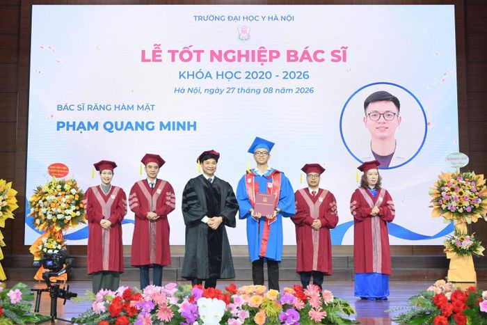 Phạm Quang Minh nhận bằng tốt nghiệp từ GS.TS Nguyễn Hữu Tú, Hiệu trưởng Trường Đại học Y Hà Nội trong Lễ tốt nghiệp bác sĩ khoá học 2020-2026. Ảnh: NVCC