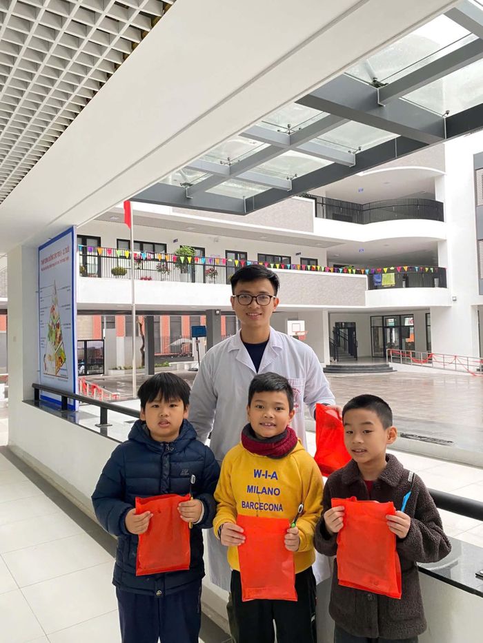 Minh kỳ vọng thời gian đào tạo nội trú sẽ giúp mình tiếp tục học hỏi từ thầy cô, bác sĩ và các anh chị đi trước, đồng thời có thêm cơ hội tiếp xúc với môi trường bệnh viện, công nghệ mới và các kỹ thuật chuyên sâu. Ảnh: NVCC