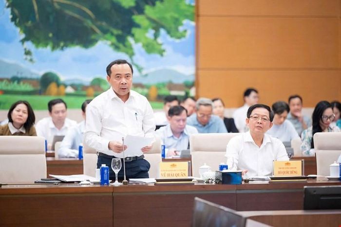 Bộ trưởng Bộ Khoa học và Công nghệ Vũ Hải Quân trình bày Tờ trình Dự thảo Luật Bưu chính (sửa đổi) tại Phiên họp thứ 4 của Ủy ban Thường vụ Quốc hội. Ảnh: Phạm Thắng
