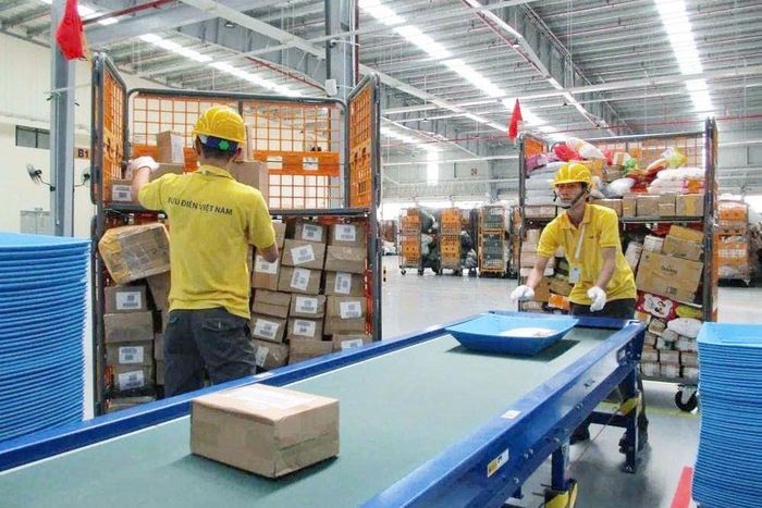 Hoạt động chia chọn, xử lý bưu gửi tại Trung tâm vận chuyển và kho vận Vietnam Post