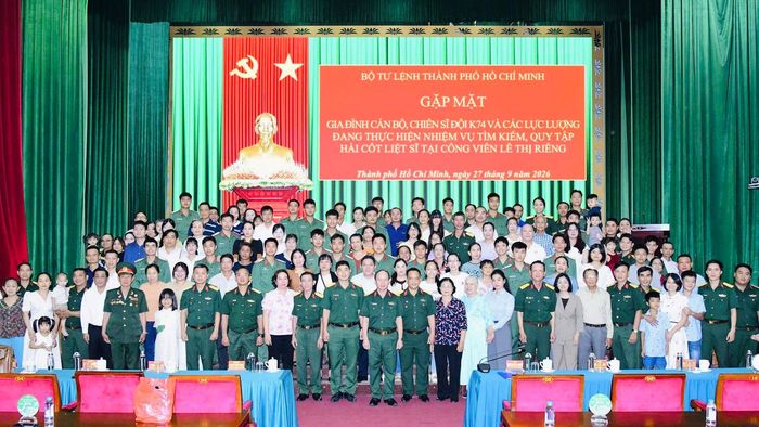Các đại biểu chụp ảnh lưu niệm tại cuộc gặp mặt