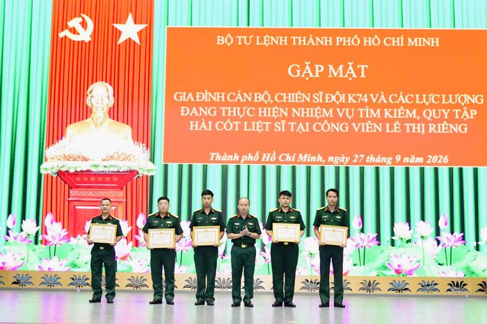Phó Chính ủy Bộ Tư lệnh TP. Hồ Chí Minh, Đại tá Nguyễn Đình Chuẩn trao giấy khen cho các tập thể có thành tích xuất sắc đột xuất trong công tác phối hợp bảo đảm, phục vụ, triển khai tìm kiếm, quy tập hài cốt liệt sĩ tại Công viên Lê Thị Riêng