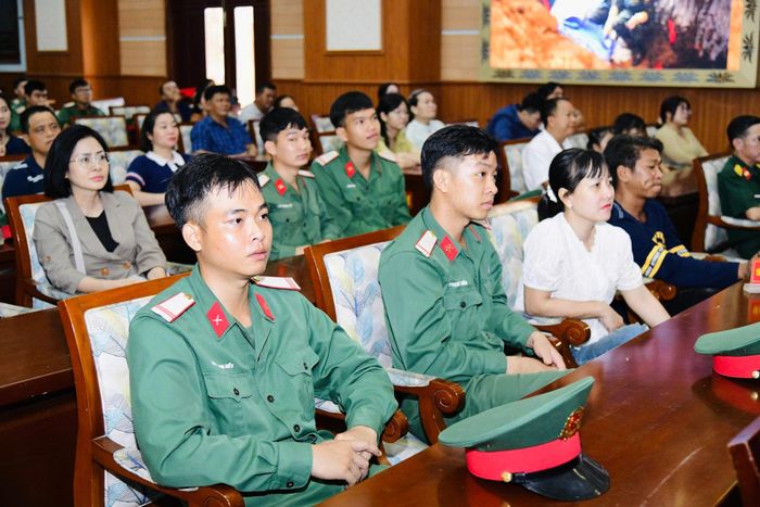Buổi gặp mặt giúp gia đình hiểu rõ hơn về môi trường, tính chất và sự thầm lặng của nhiệm vụ mà các cán bộ, chiến sĩ đang thực hiện