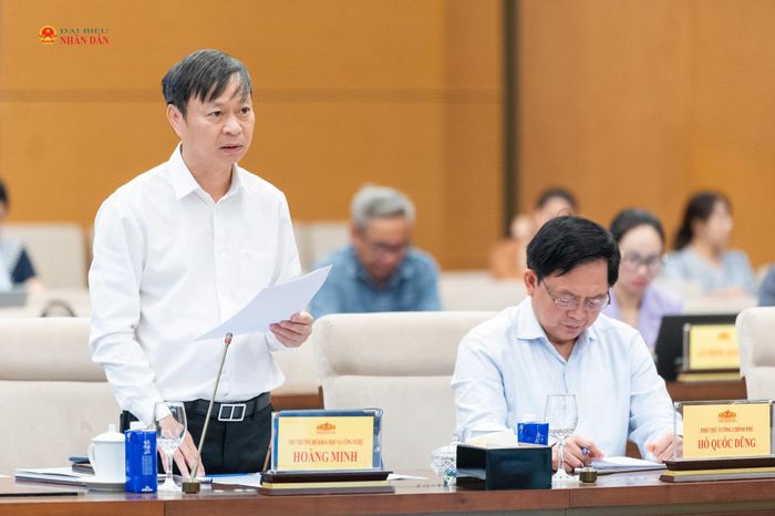 Thứ trưởng Bộ Khoa học và Công nghệ Hoàng Minh trình bày Tờ trình dự án Luật. Ảnh: Phạm Thắng