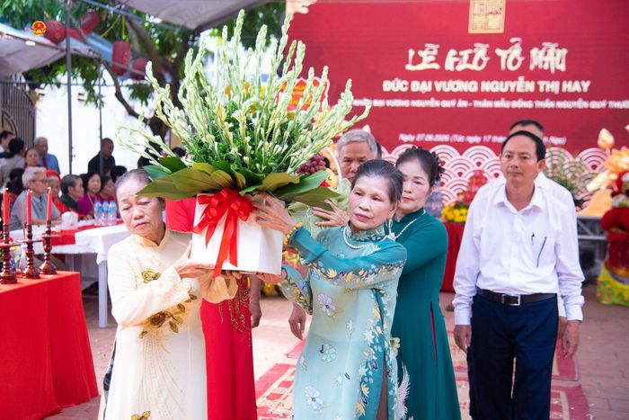 Các đại biểu và nhân dân thực hiện nghi lễ dâng hương, dâng hoa tưởng niệm Tổ mẫu Nguyễn Thị Hay
