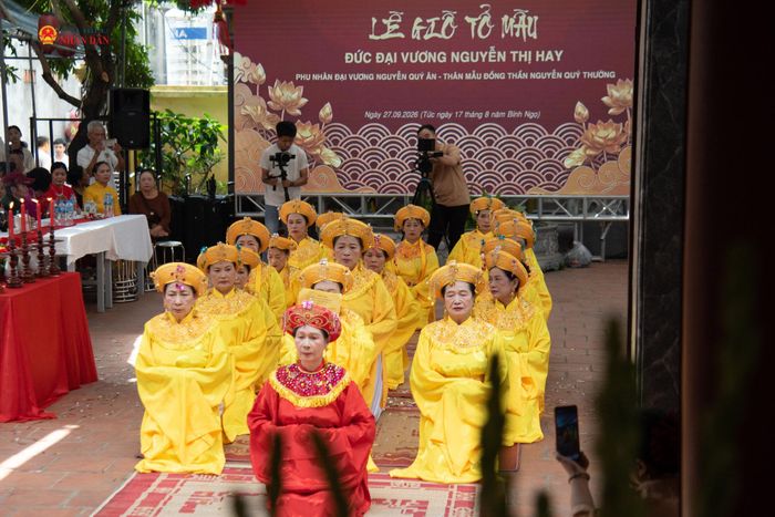 Các đại biểu và nhân dân thực hiện nghi lễ dâng hương, dâng hoa tưởng niệm Tổ mẫu Nguyễn Thị Hay