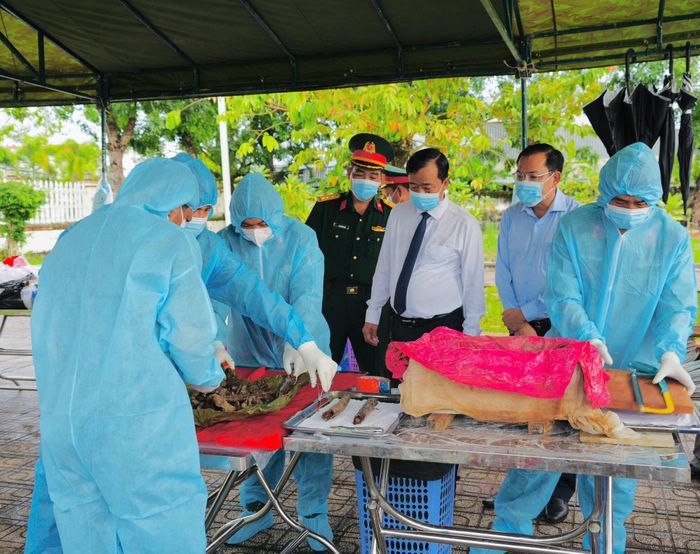 Tổ Y tế tiến hành lấy mẫu, tìm mẫu sinh phẩm. Ảnh: Mỹ Trân