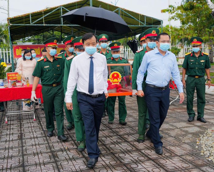 Lãnh đạo tỉnh cùng các thành viên làm nhiệm vụ đưa hài cốt liệt sĩ vận chuyển đưa hài cốt liệt sĩ về nơi lấy mẫu sinh phẩm. Ảnh: Mỹ Trân