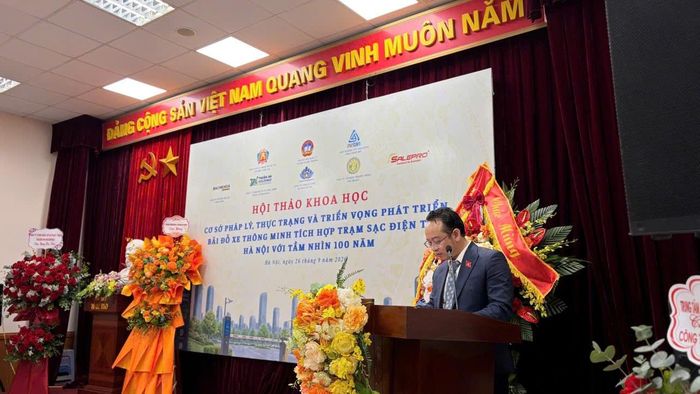 Ông Bùi Hồng Cường, Viện trưởng Viện Hỗ trợ Pháp lý và Bảo vệ Môi trường cho rằng, bãi đỗ xe thế hệ mới sẽ kết nối được 4 dòng chảy: đó là phương tiện, năng lượng, dữ liệu và dịch vụ tiện ích.”- Ảnh: PV