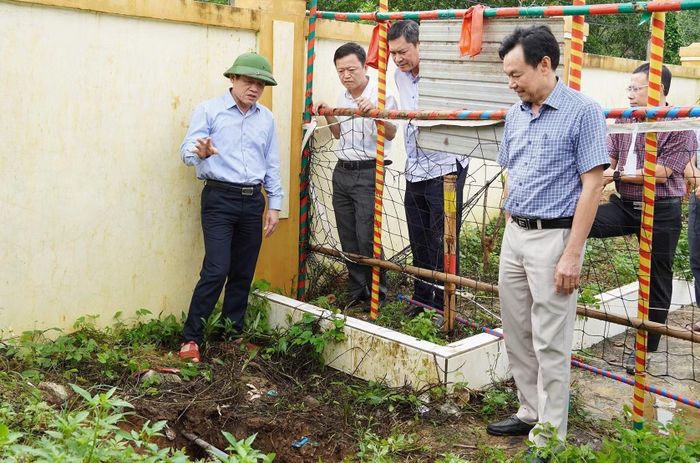 Đồng chí Lê Văn Bảo, Phó Chủ tịch UBND tỉnh Quảng Trị kiểm tra tại hiện trường chỉ đạo đưa ra phương án bảo vệ an toàn cho người dân sinh sống gần các hố sụt nguy hiểm.