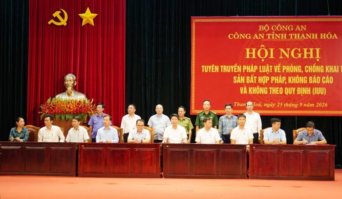 Chủ tịch UBND các xã, phường trên địa bàn Thanh Hoá thực hiện ký giao ước thi đua; đại diện ngư dân ký cam kết chấp hành các quy định trong khai thác thủy sản.