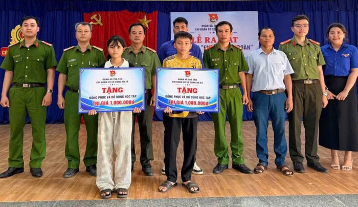 Công an xã Trà Tân trao quà tặng học sinh có hoàn cảnh khó khăn, hiếu học.