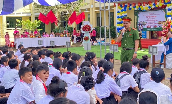 Công an xã Trà Tân tổ chức tuyên truyền pháp luật và phòng, chống ma túy cho thanh thiếu niên, học sinh.