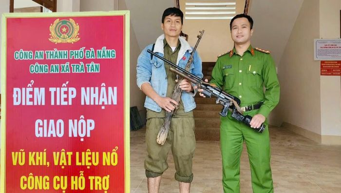 Công an xã Trà Tân triển khai vận động, thu hồi vũ khí, vật liệu nổ, công cụ hỗ trợ.