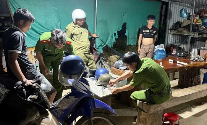 Công an xã Trà Tân test ma túy cho người lao động tạm trú trên địa bàn.
