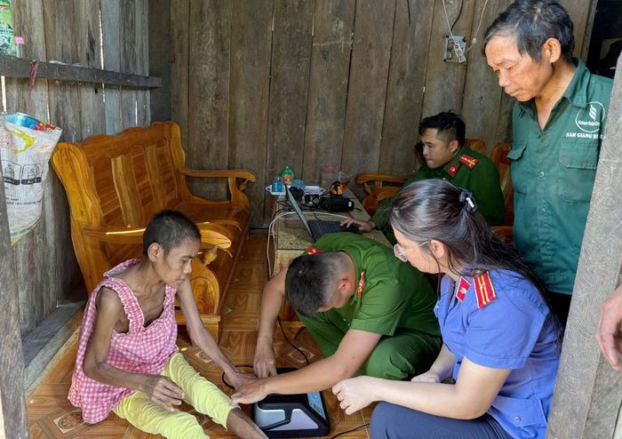Công an xã Trà Tân đến nhà thu nhận hồ sơ cấp căn cước cho người già yếu, khó khăn trong đi lại.