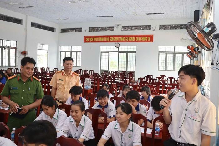 Thiếu tá Lê Quế Sơn, Phó Trưởng Công an xã Quới Thiện, tuyên truyền tình hình trật tự, an toàn giao thông đường thủy.