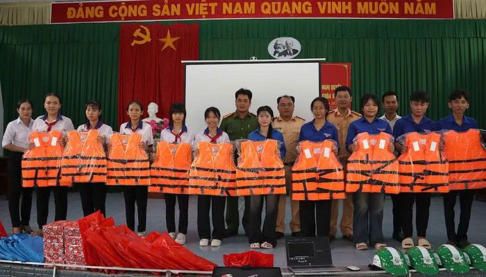 Lực lượng Cảnh sát đường thủy và Công an xã Quới Thiện tặng áo phao cho học sinh.