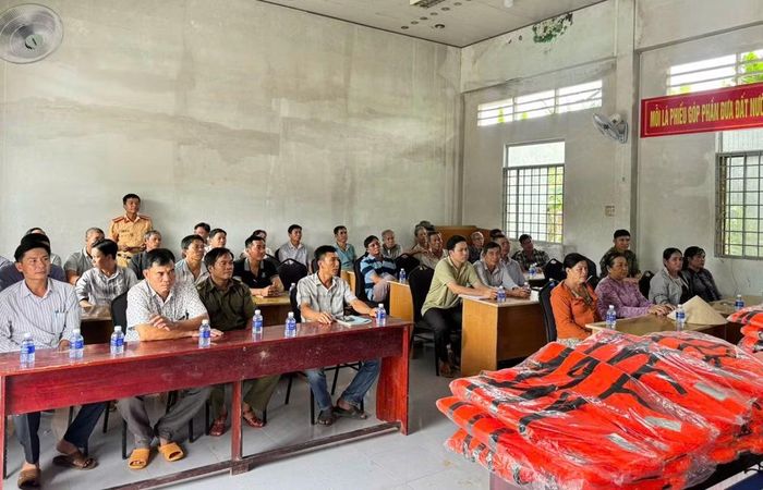 Qua các buổi tuyên truyền, người dân từng bước hình thành thói quen sử dụng phương tiện cứu sinh, nâng cao ý thức tự bảo vệ mình khi hoạt động trên sông nước.