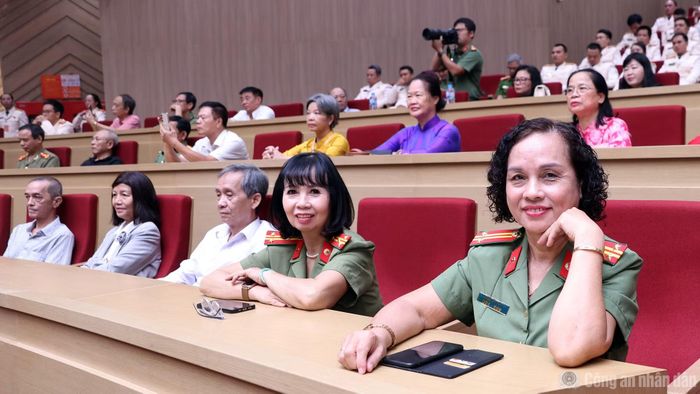 Các đại biểu dự buổi lễ.