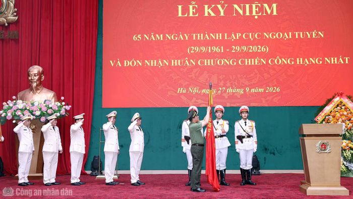 Thừa ủy quyền của lãnh đạo Đảng, Nhà nước, Bộ trưởng Lương Tam Quang gắn Huân chương Chiến công hạng Nhất lên Cờ truyền thống của Cục Ngoại tuyến.