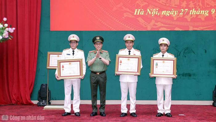 Thừa ủy quyền của lãnh đạo Đảng, Nhà nước, Bộ trưởng Lương Tam Quang trao Huân chương Bảo vệ Tổ quốc tặng một tập thể; trao Huân chương Chiến công hạng Ba tặng hai cá nhân.