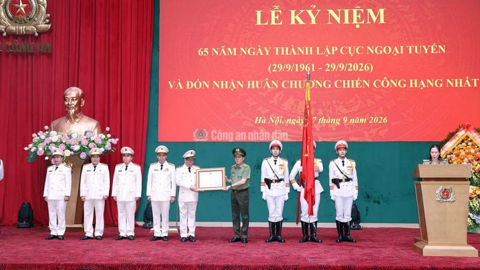 Thừa ủy quyền của lãnh đạo Đảng, Nhà nước, Bộ trưởng Lương Tam Quang trao Huân chương Chiến công hạng Nhất tặng Cục Ngoại tuyến.