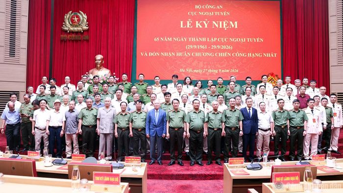Bộ trưởng Lương Tam Quang và các đại biểu dự buổi lễ.